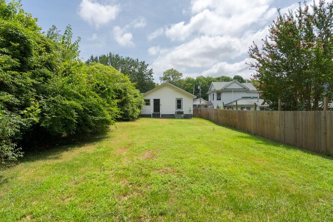 Building Photo - Cute home located in Greensboro