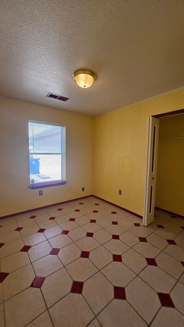 Building Photo - 3 bed 2 bath