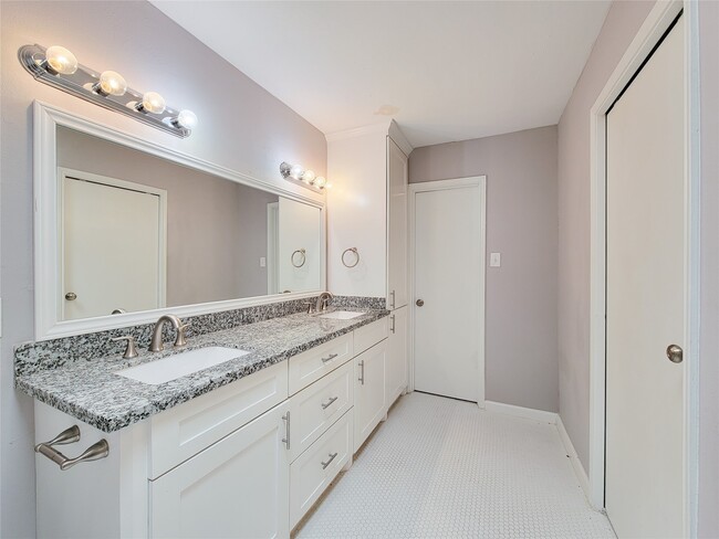 Building Photo - 13168 Trail Hollow Dr