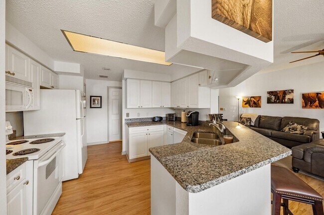 Building Photo - 3019 Alcazar Pl