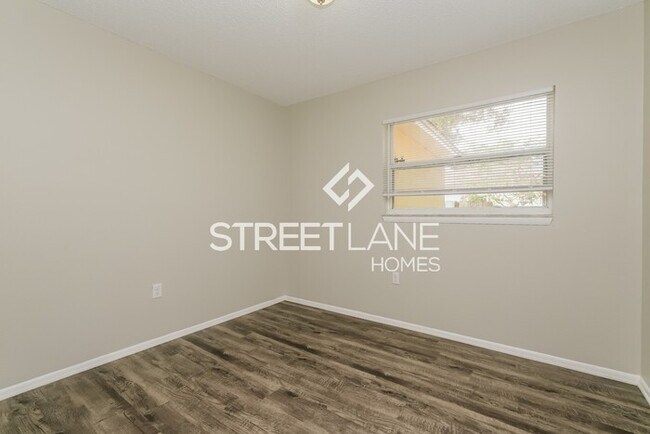 Building Photo - ONE MONTH FREE RENT!