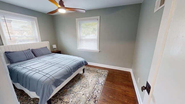 Building Photo - Charming Furnished 3 Bed 1 Bath with Fence...