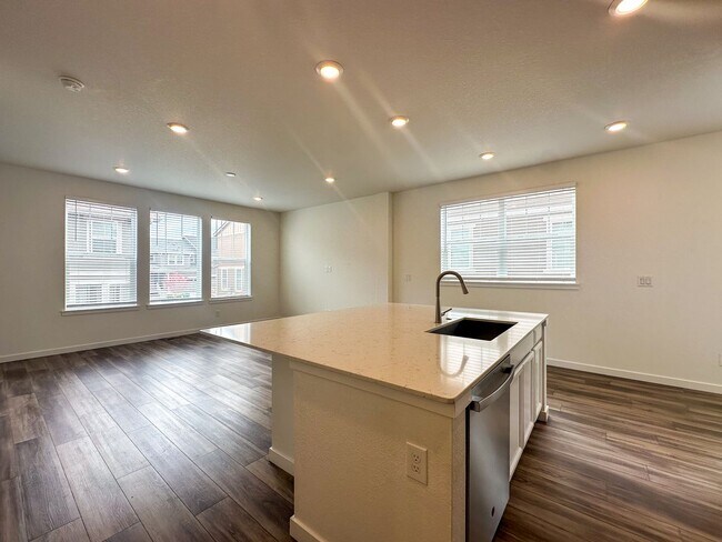 Building Photo - Luxurious 3bd home in Dove Village