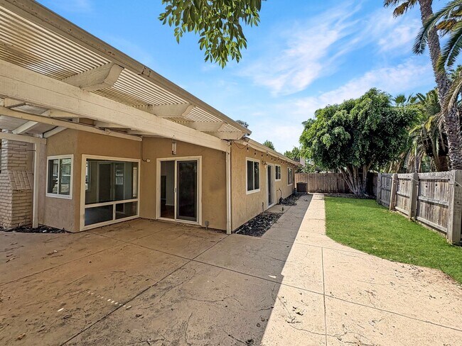 Building Photo - Beautiful 3B/2BA Home In Fallbrook with La...