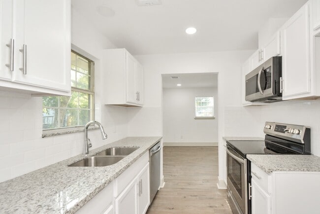 Building Photo - 1501 Maiden Ln