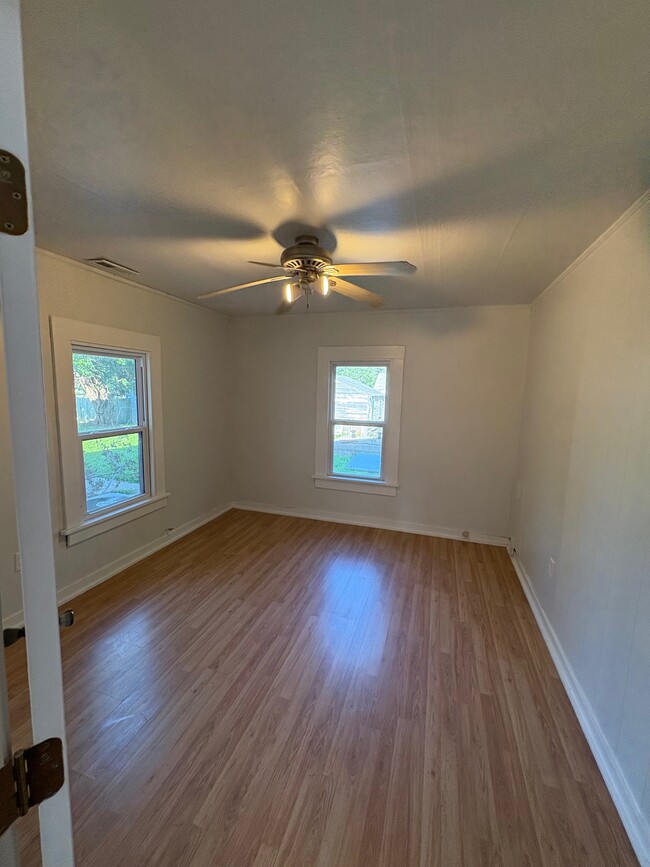 Building Photo - 627 Houser Dr