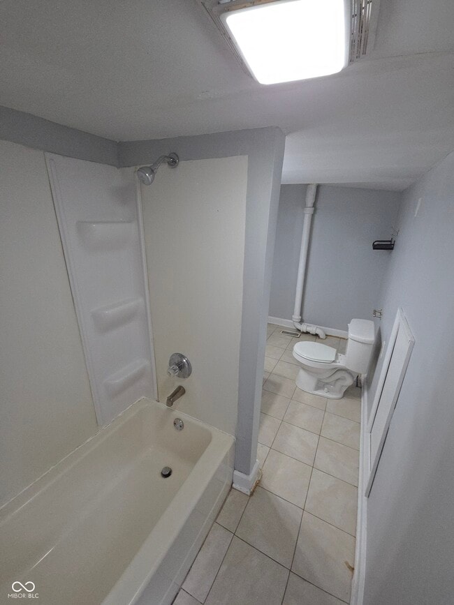 Building Photo - 1339 W Lee St