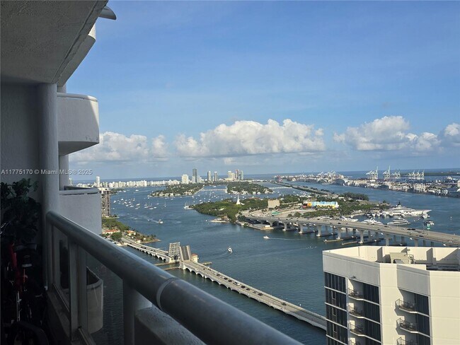 Building Photo - 1717 N Bayshore Dr