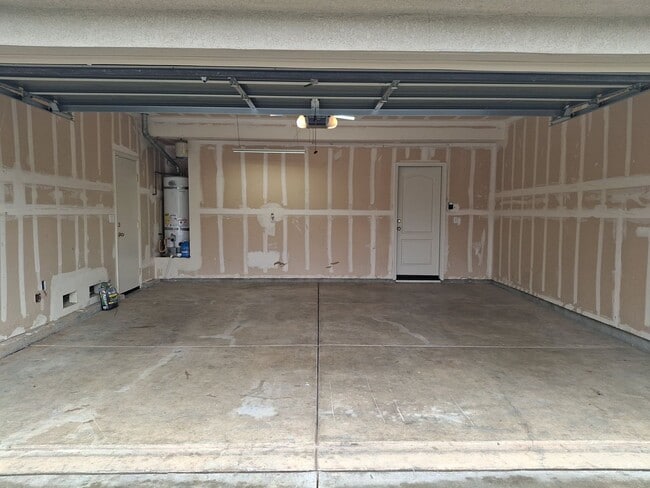 Building Photo - Lincoln Crossing, 2 Story 4 Bedroom, 2.5 bath, 2225sqft, Access to Clubhouse Pool & Amenities, Cu...