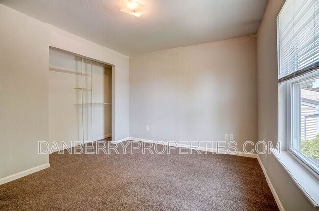 Building Photo - 3739 Willow Run Dr