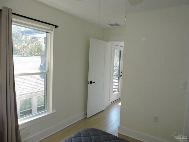 Building Photo - 1702 E La Rua St