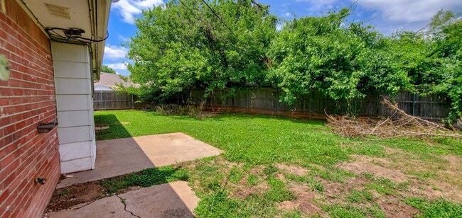 Building Photo - 3 Bedroom 1.5 Bath with Garage