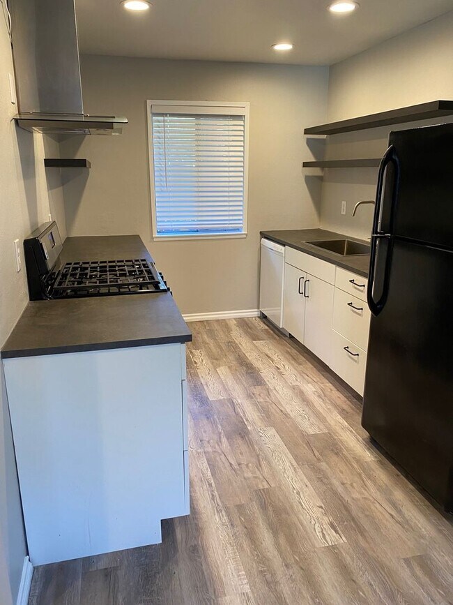 Building Photo - PICTURE PERFECT ONE BEDROOM , ONE BATH CONDO. GREAT MV LOCATION