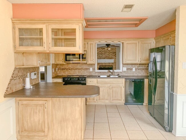 Building Photo - Sweet Spacious Home with a 2-Car Garage!