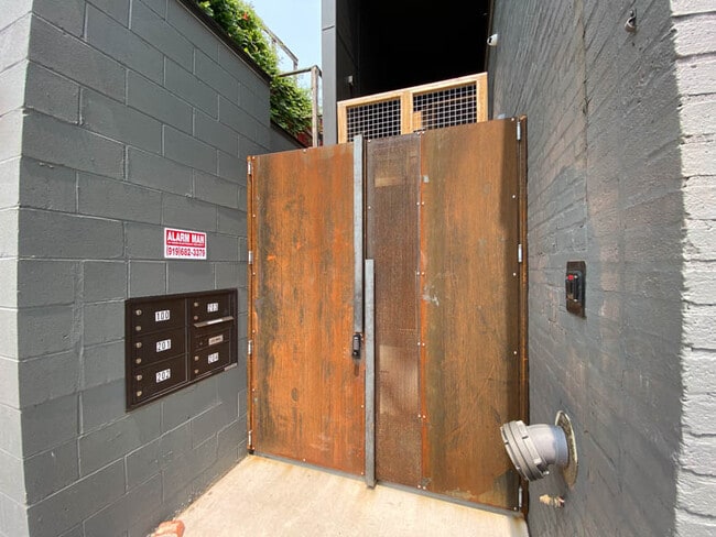 Building Photo - 109 N Gregson St