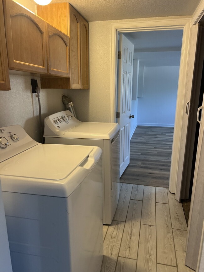 Building Photo - 4 bedroom single family home!