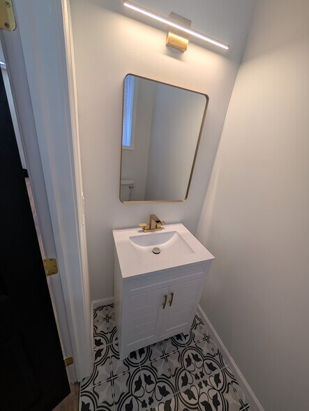 Building Photo - 6017 Vine St