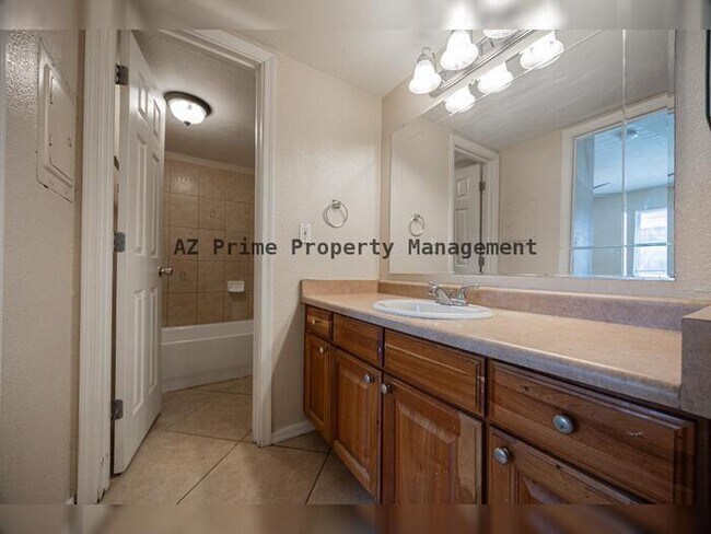 Building Photo - 2121 W Royal Palm Rd