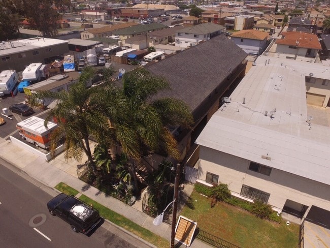 Building Photo - 4335 W Rosecrans Ave