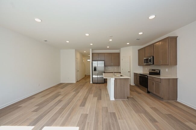 Building Photo - FREE TV!!