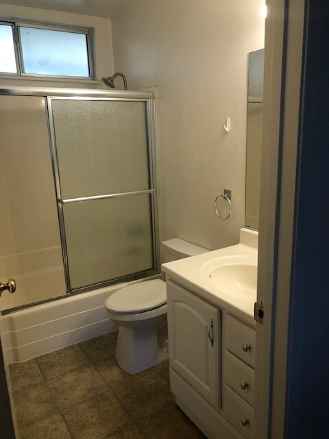 Full Bath (upstairs) - 1279 Bond St