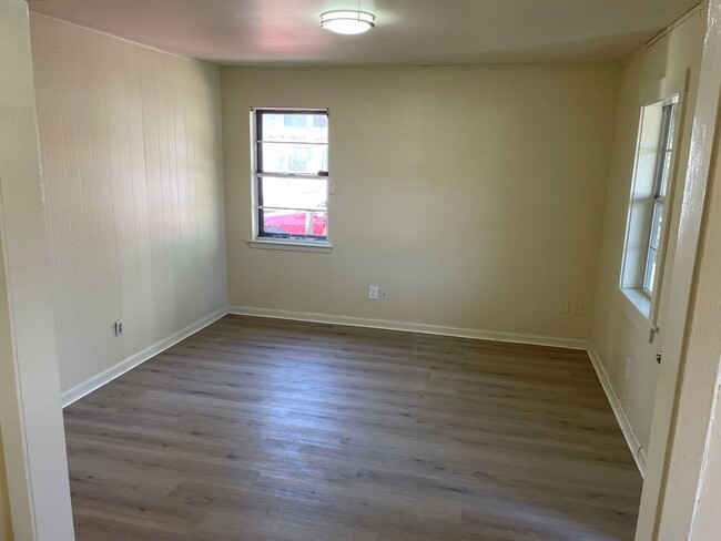 Building Photo - Remodeled 2 Bedroom Home