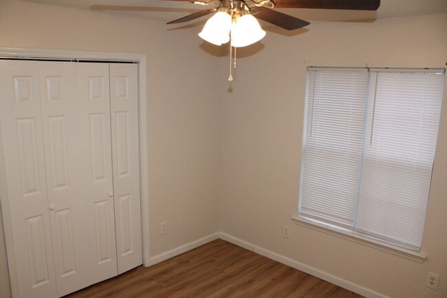 Building Photo - 3 Bedroom 2 Bath W/Bonus South Augusta!