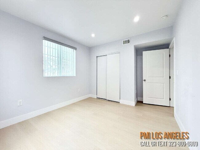 Building Photo - 208 E 87th St