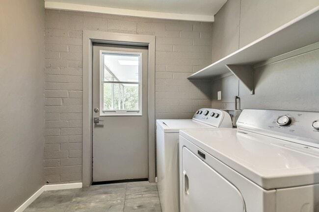 Building Photo - Large 6 Bedroom near Broadway & Rural!  POOL WITH SWIM UP BAR!