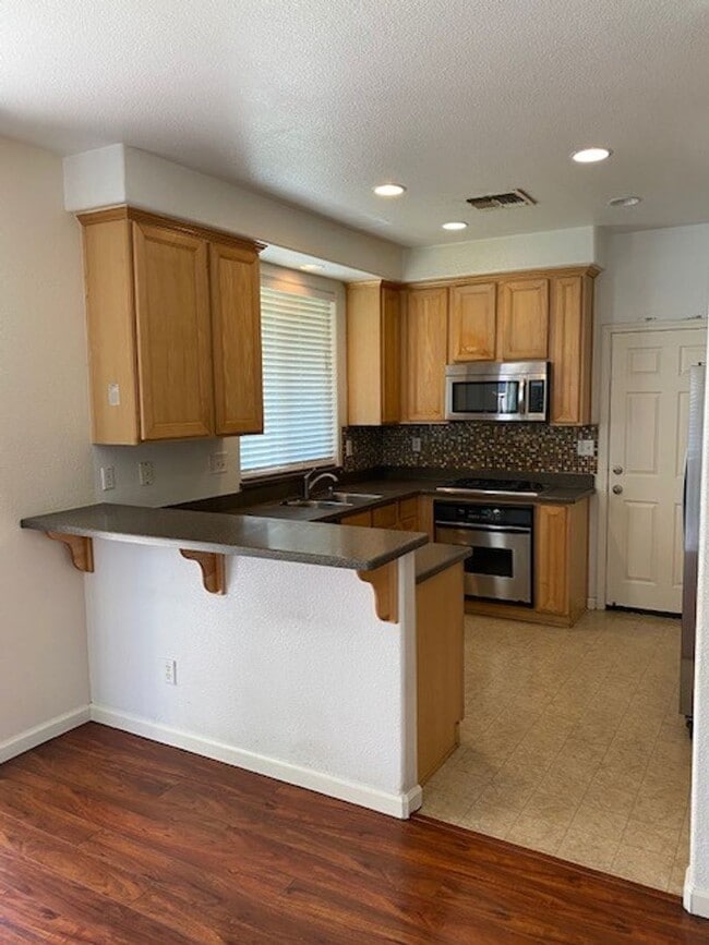 Building Photo - North Natomas 2 Story 4 bed 2.5 bath 2 Car...