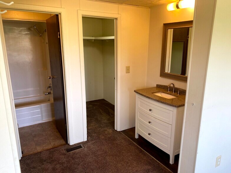 Master Bathroom Suite - 4270 E Valley Center Rd