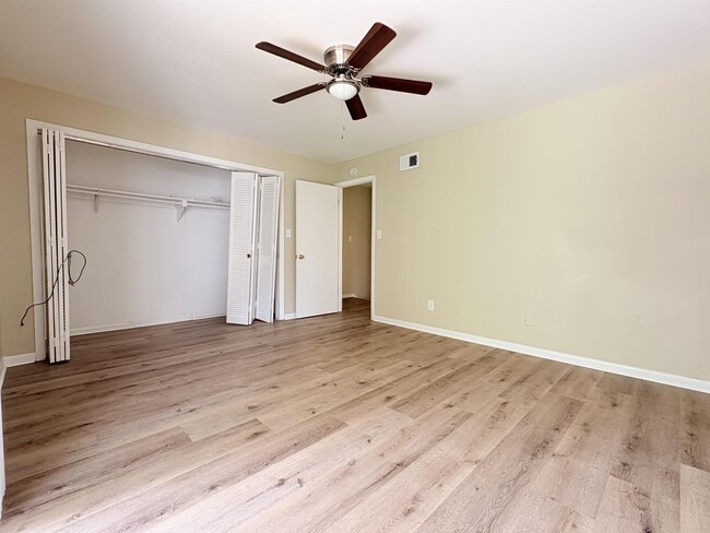 Building Photo - 828 Ingleside Ave
