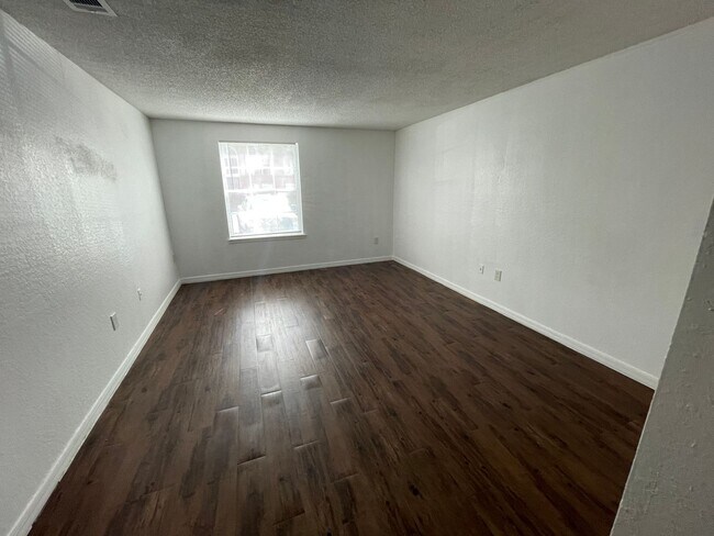 Building Photo - 2 Bedroom/2 Bathroom 1st Floor Condo at Cy...