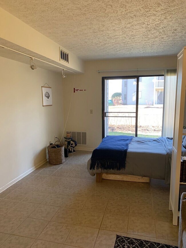 Building Photo - 1402 University City Blvd