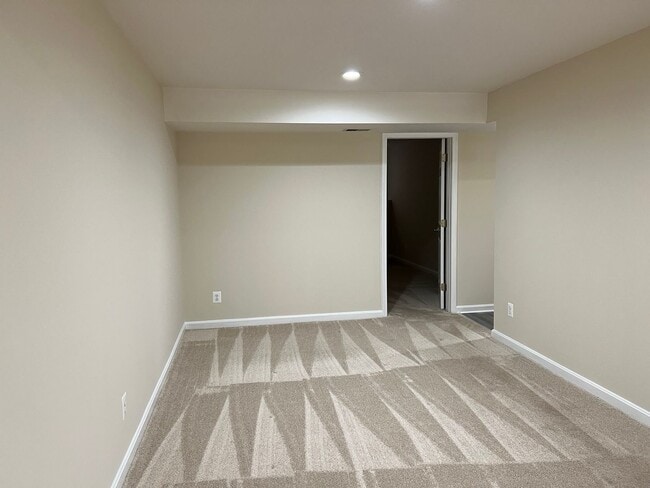 Building Photo - Spacious and Gracious, Close to EVERYTHING!