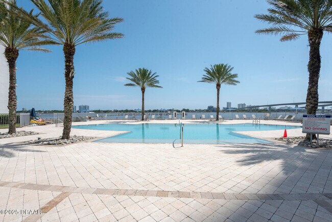 Building Photo - 231 Riverside Dr