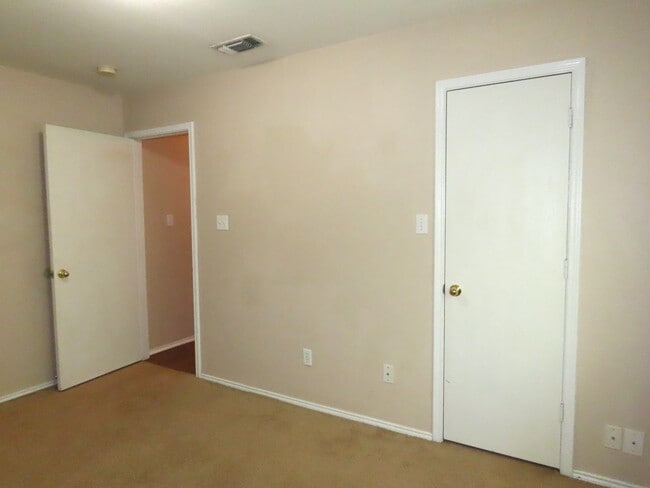 Building Photo - Charming 3 Bedroom, 2 Bath House in Flint-...