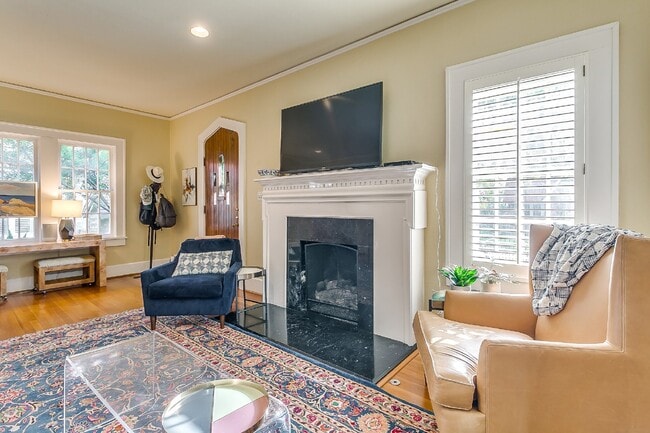 Building Photo - Darling English Tudor style home in the heart of the University District near TCU!