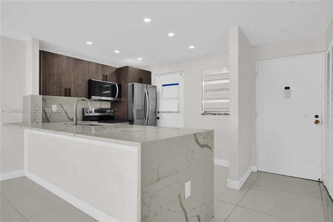 Building Photo - 4141 Nautilus Dr