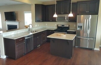 Building Photo - Robinson - LARGE 3 Bedroom End Unit House - Minutes from 376 W Robinson