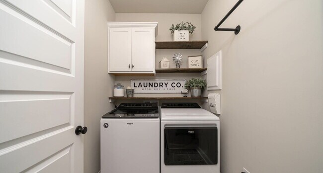 Building Photo - "Exquisite 4-Bedroom Home in Hazel Green with Granite Finishes & Cozy Fireplace!"