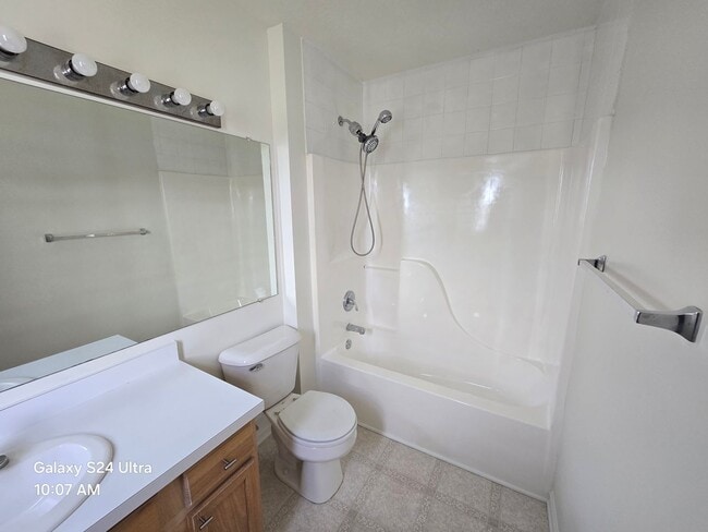 Building Photo - 3 Bedroom, 2 bath house with a bonus room and one car garage.