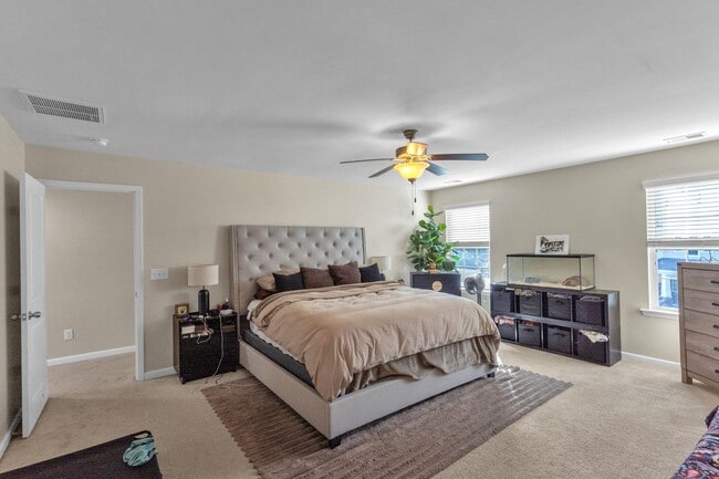 Building Photo - Large fenced yard corner lot - 4 Bedroom home in Moss Grove Plantation