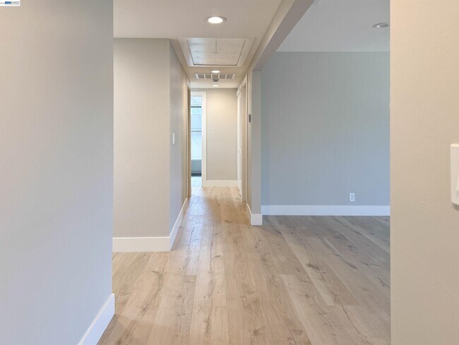 Building Photo - 2071 Seacliff Dr