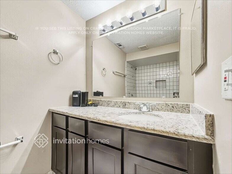 Building Photo - 951 Waverly Dr