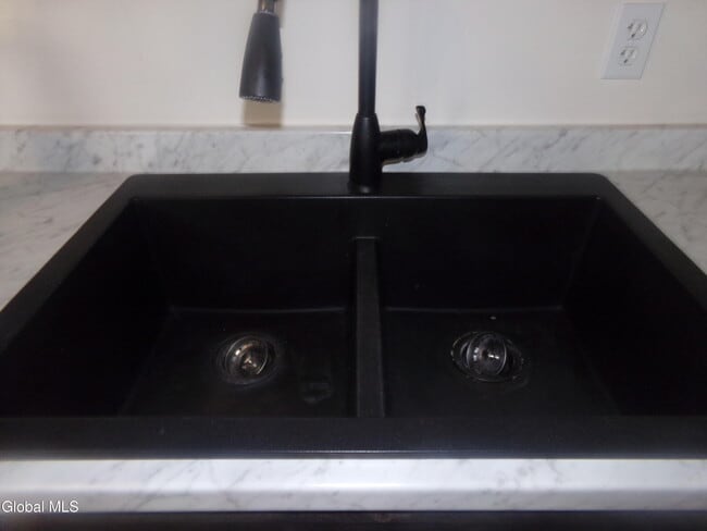 Building Photo - 12 1/2 E Clinton St