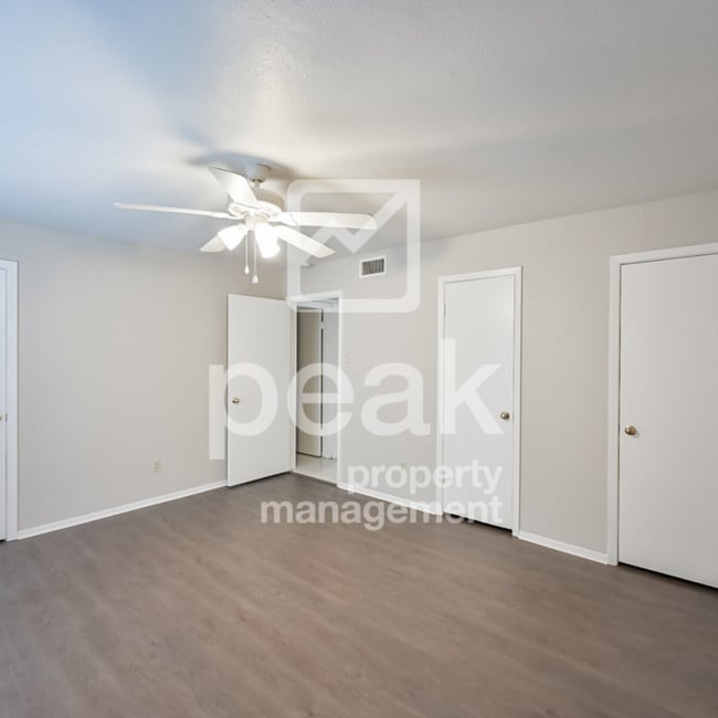Building Photo - $1099! Updated 1-Bedroom Condo Near Pool R...