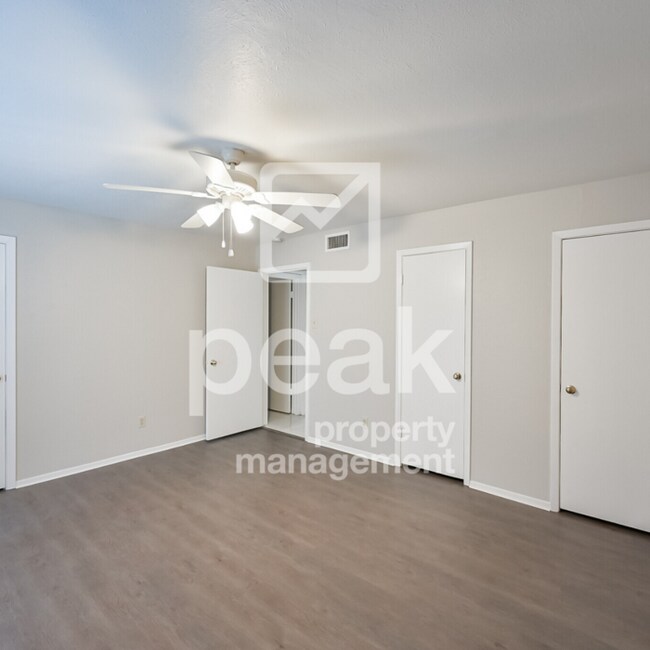 Building Photo - $950! Updated 1-Bedroom Condo Near Pool.  Apply by 12/10 for $475 Off!