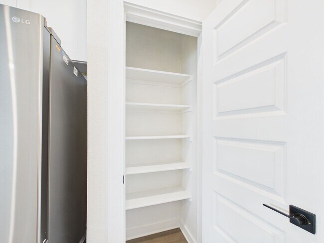 Building Photo - Great Townhouse with private yard