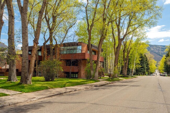 Building Photo - 400 W Hopkins Ave